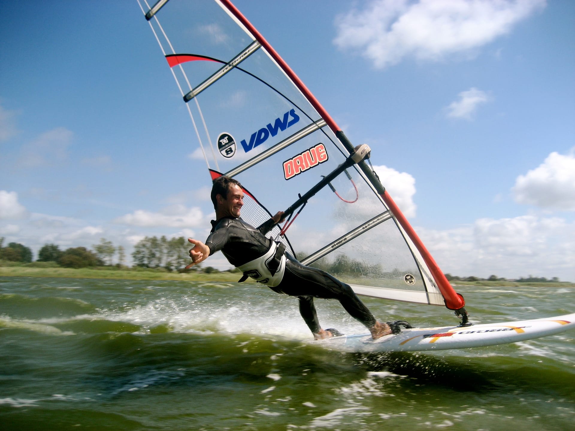 Windsurfer gleitet über den Bodden bei Born