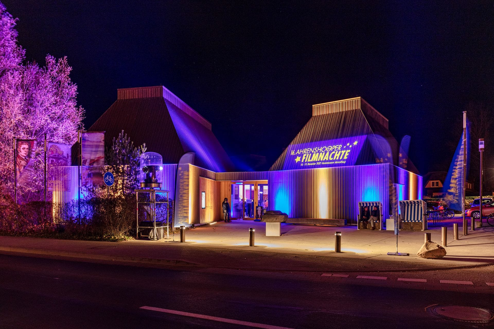 Ahrenshooper Filmnächte am Kunstmuseum bei Nacht