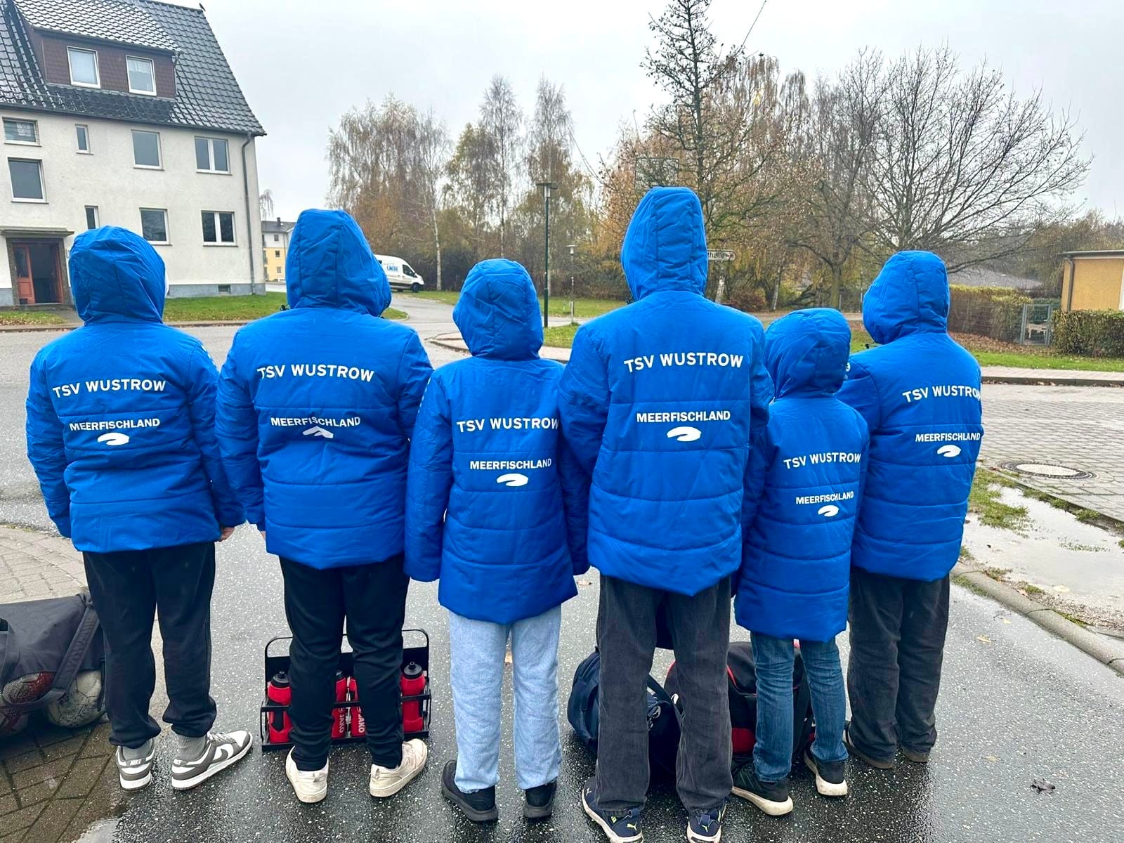 Kinder des TSV Wustrow stehen mit Rücken zum Bild