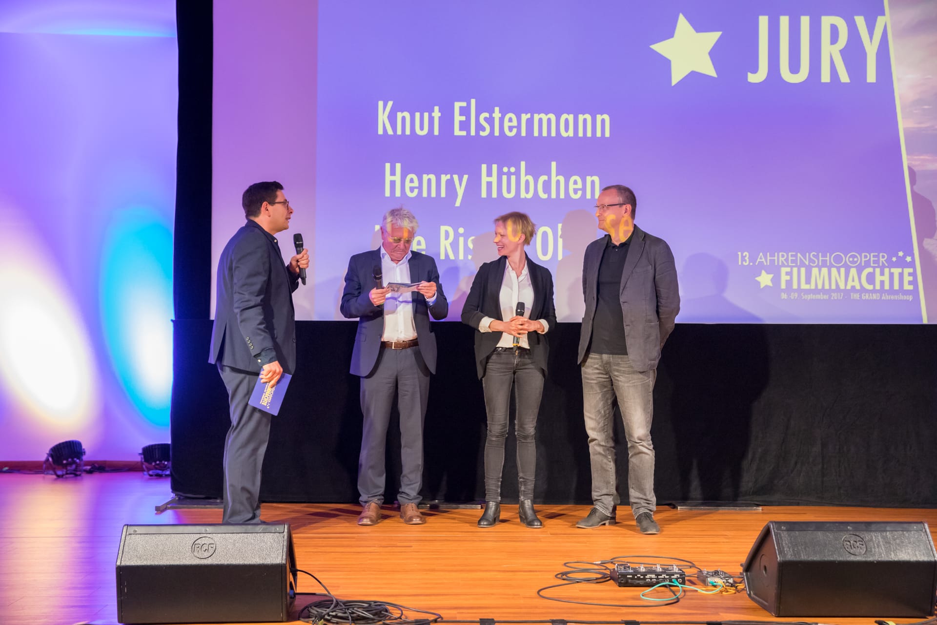 Jury steht mit Schauspielern auf Bühne bei Ahrenshooper Filmfest