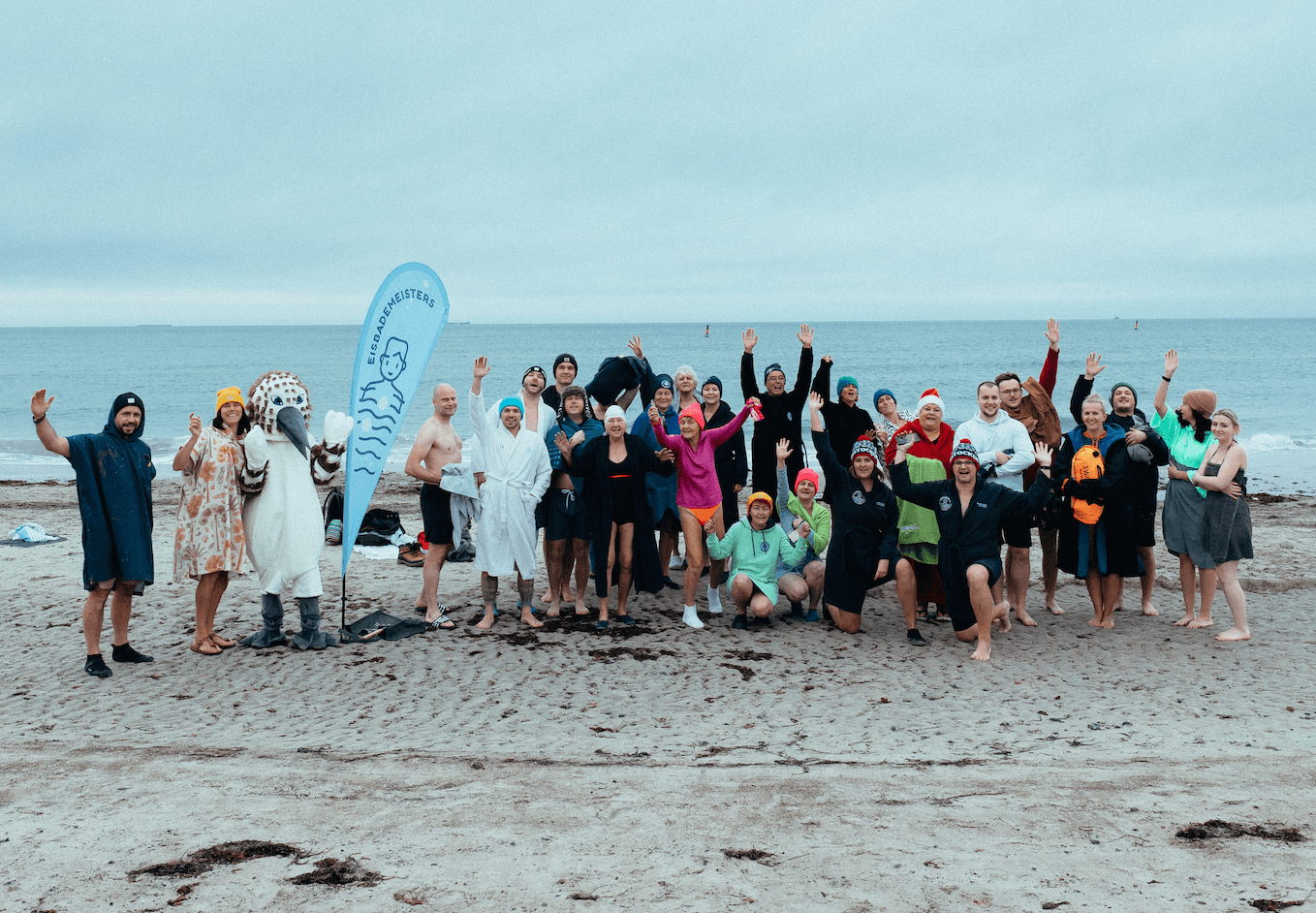 Eisbader am Strand in Warnemünde