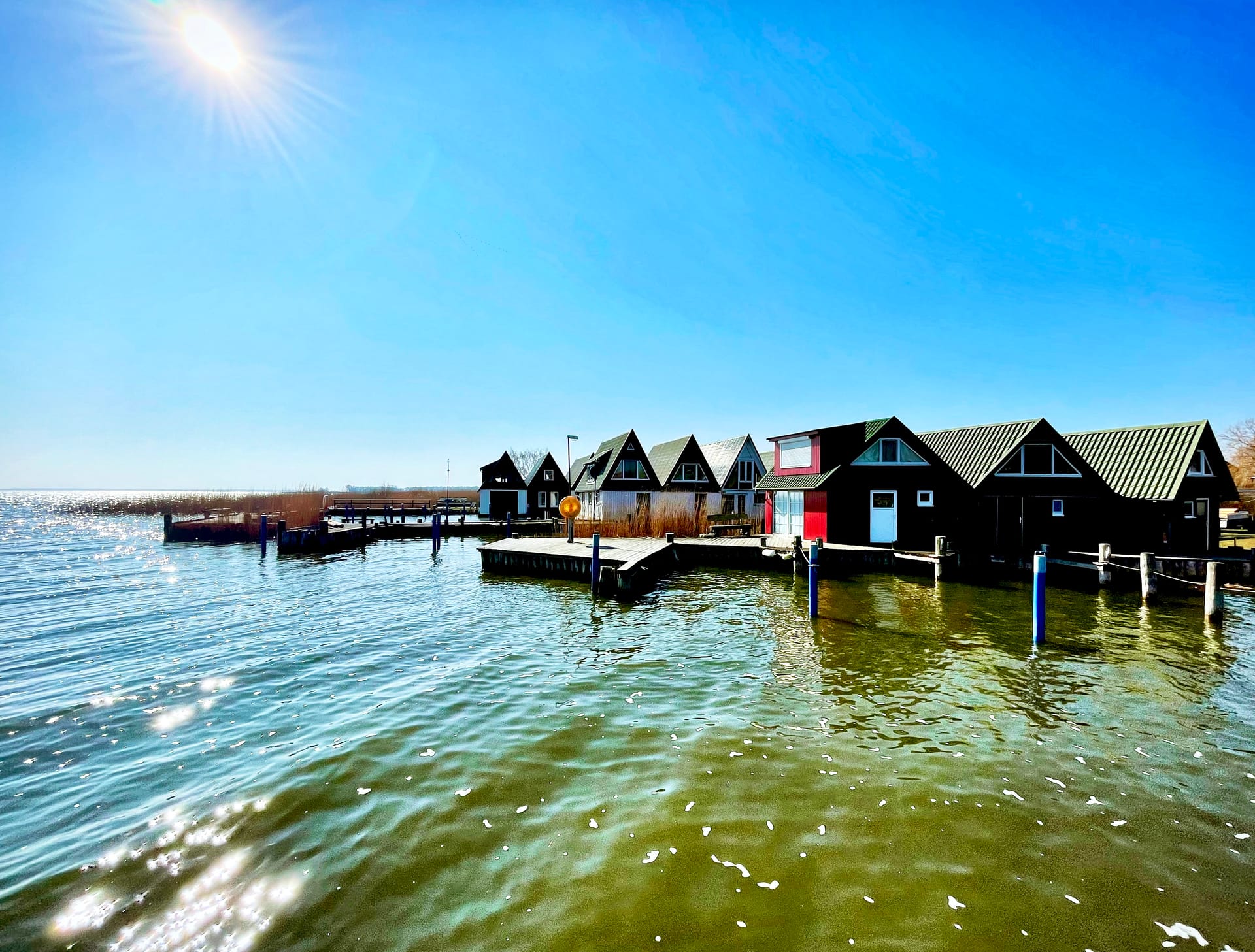 Hafen mit Fischerhäusern am Bodden in Ahrenshoop