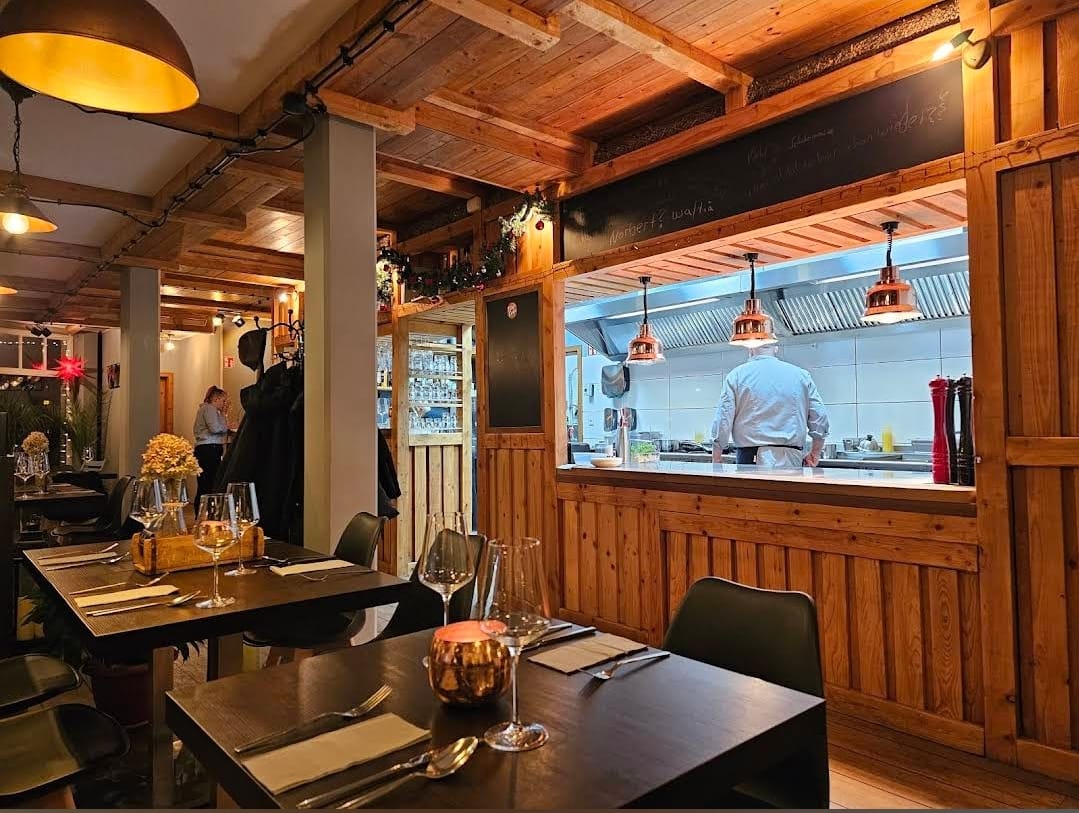 Gemütliches Restaurant mit offener Küche auf Fischland-Darß