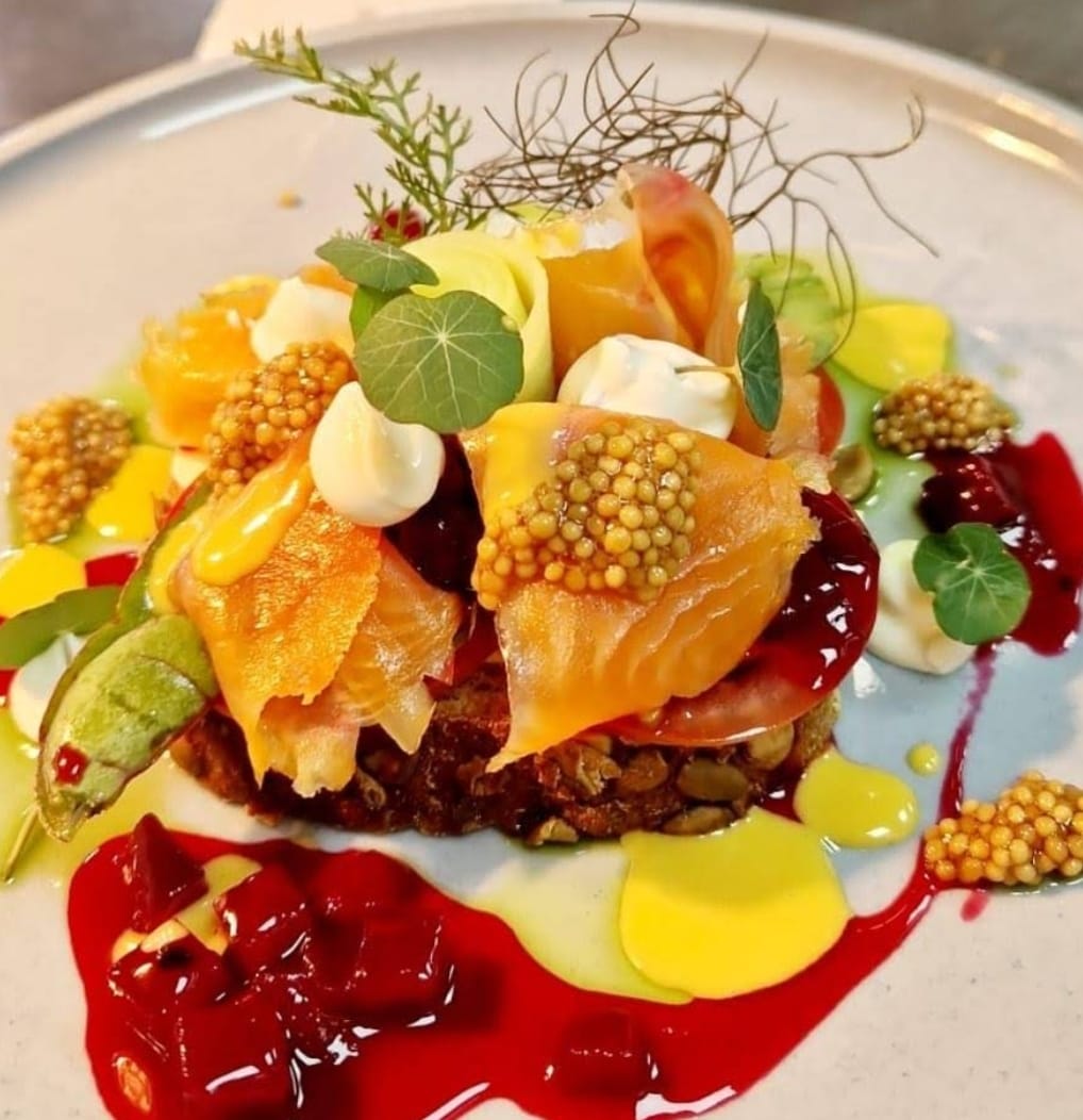 Kreatives Fischgericht mit Lachs und Garnitur im Ostsee Restaurant