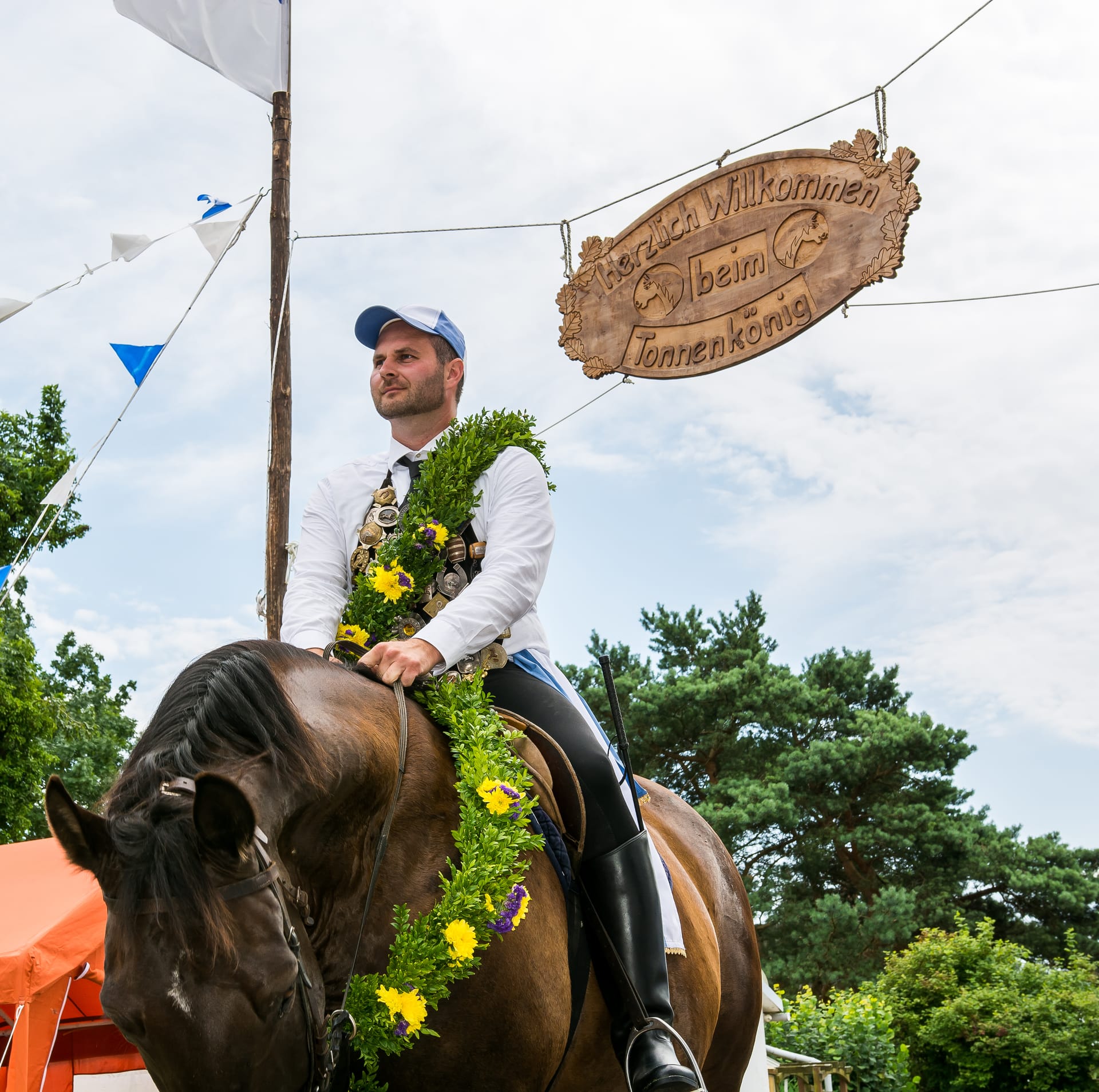 Tonnenkönig beim traditionellen Tonnenabschlagen in Ahrenshoop