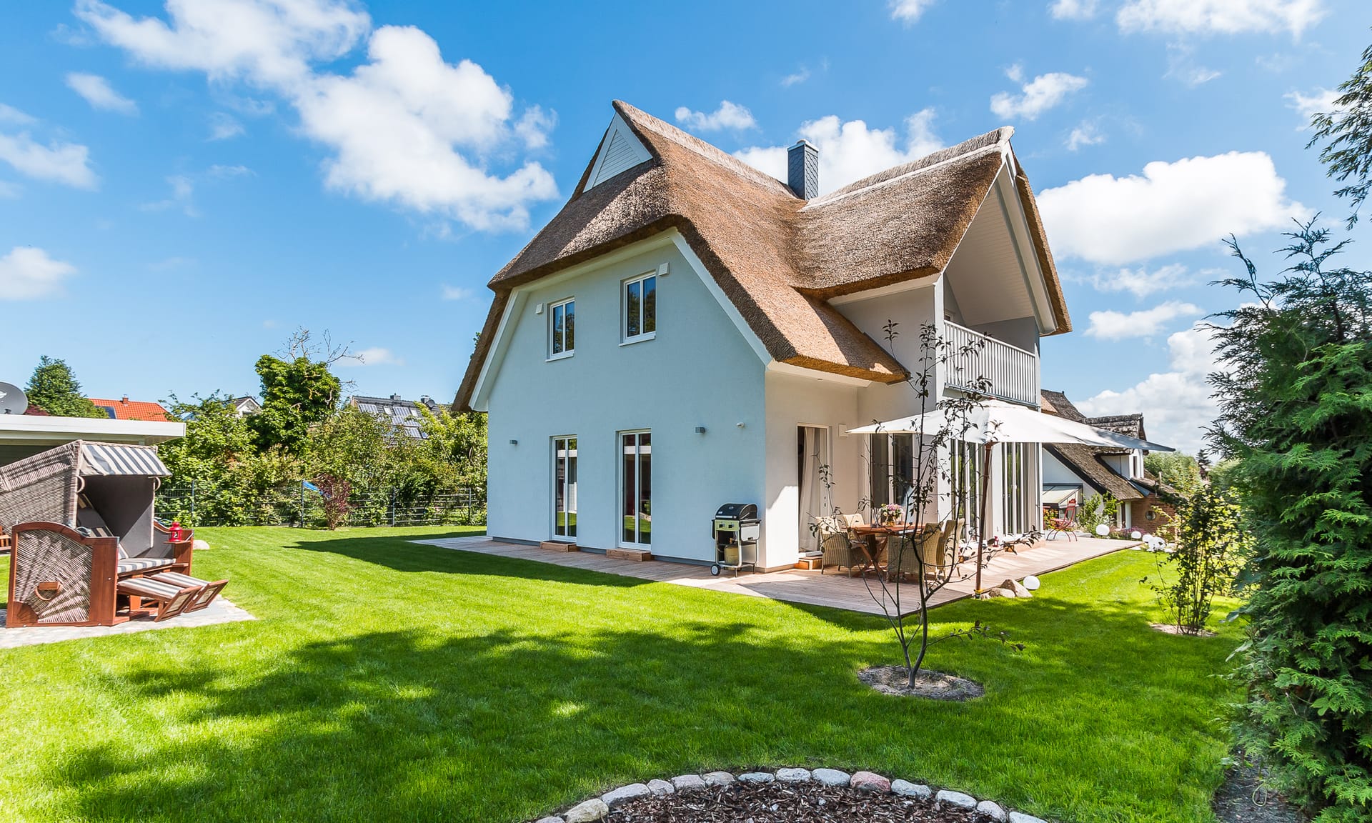 Reetdachhaus mit Garten, Strandkorb und Terrasse in ruhiger Lage