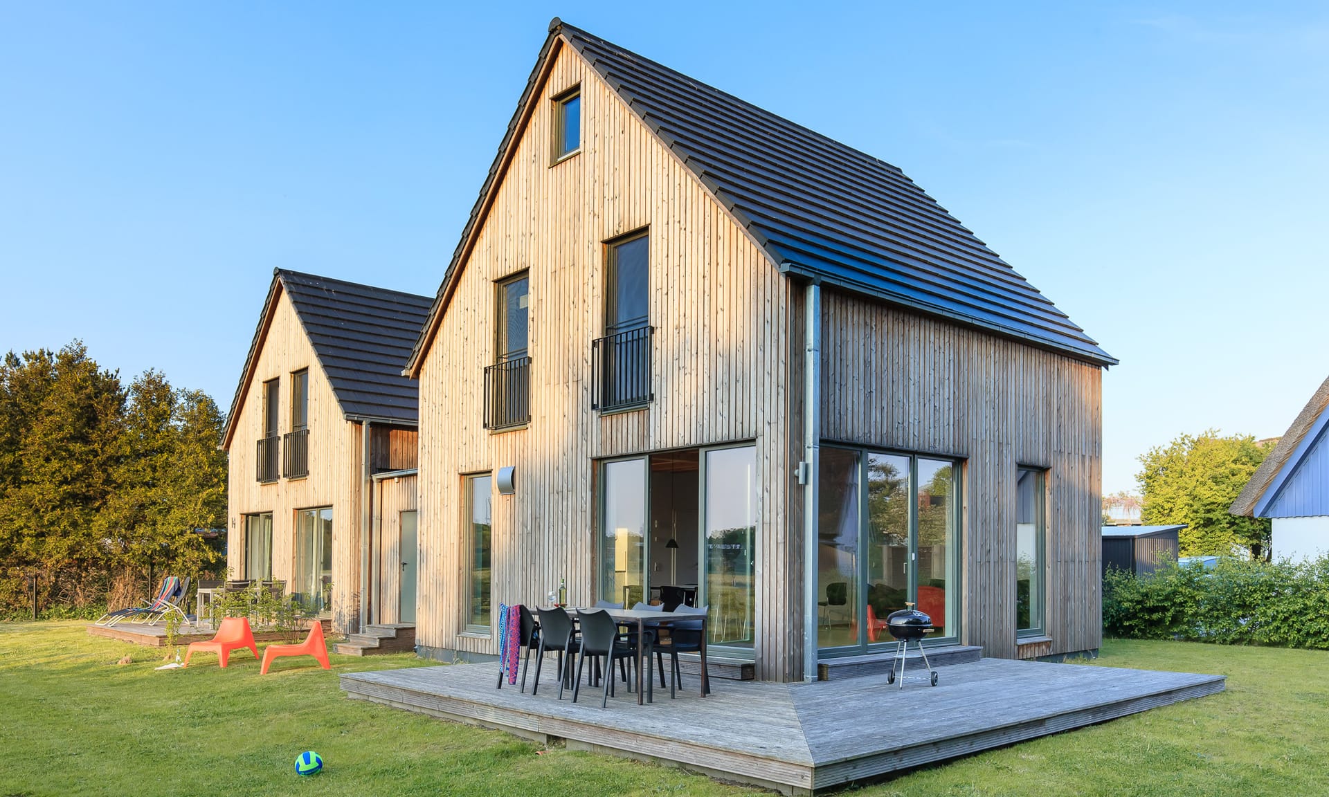 Modernes Holzhaus mit großer Terrasse und Panoramafenstern