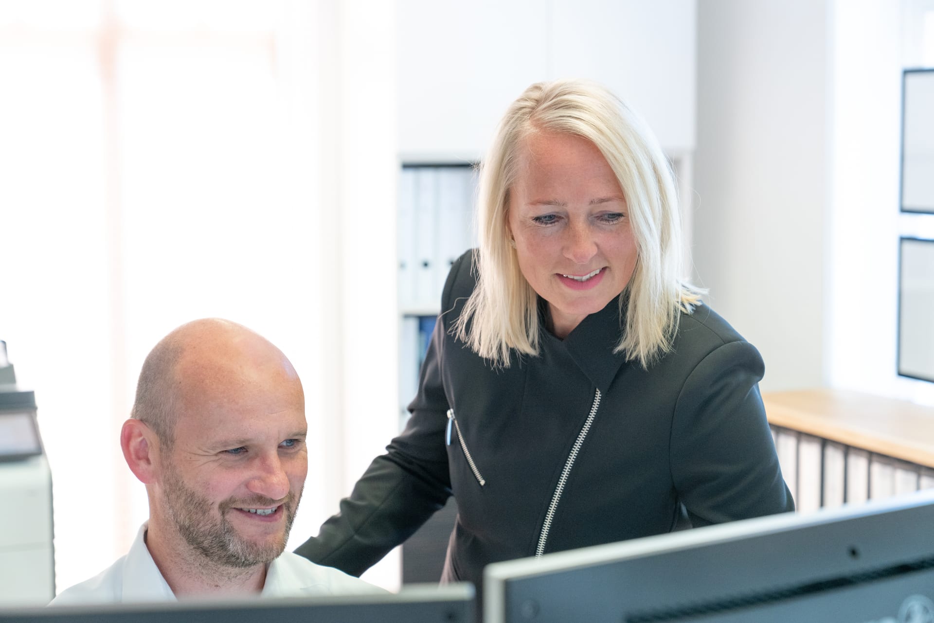 Team Meerfischland Immobilien arbeiten am PC