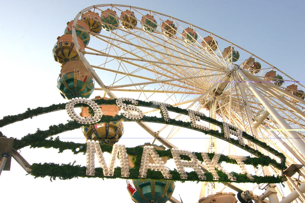 Riesenrad mit hellblauem Himmel im Hintergrund