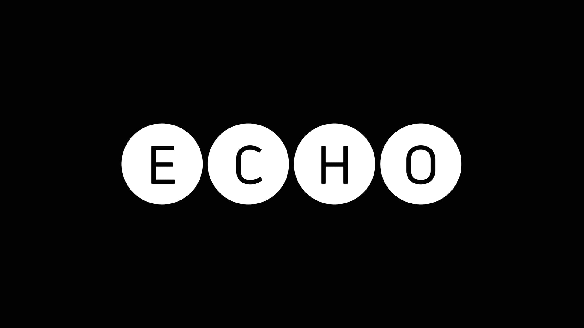 Schriftzug "ECHO" in vier weißen Kreisen auf schwarzem Hintergrund.