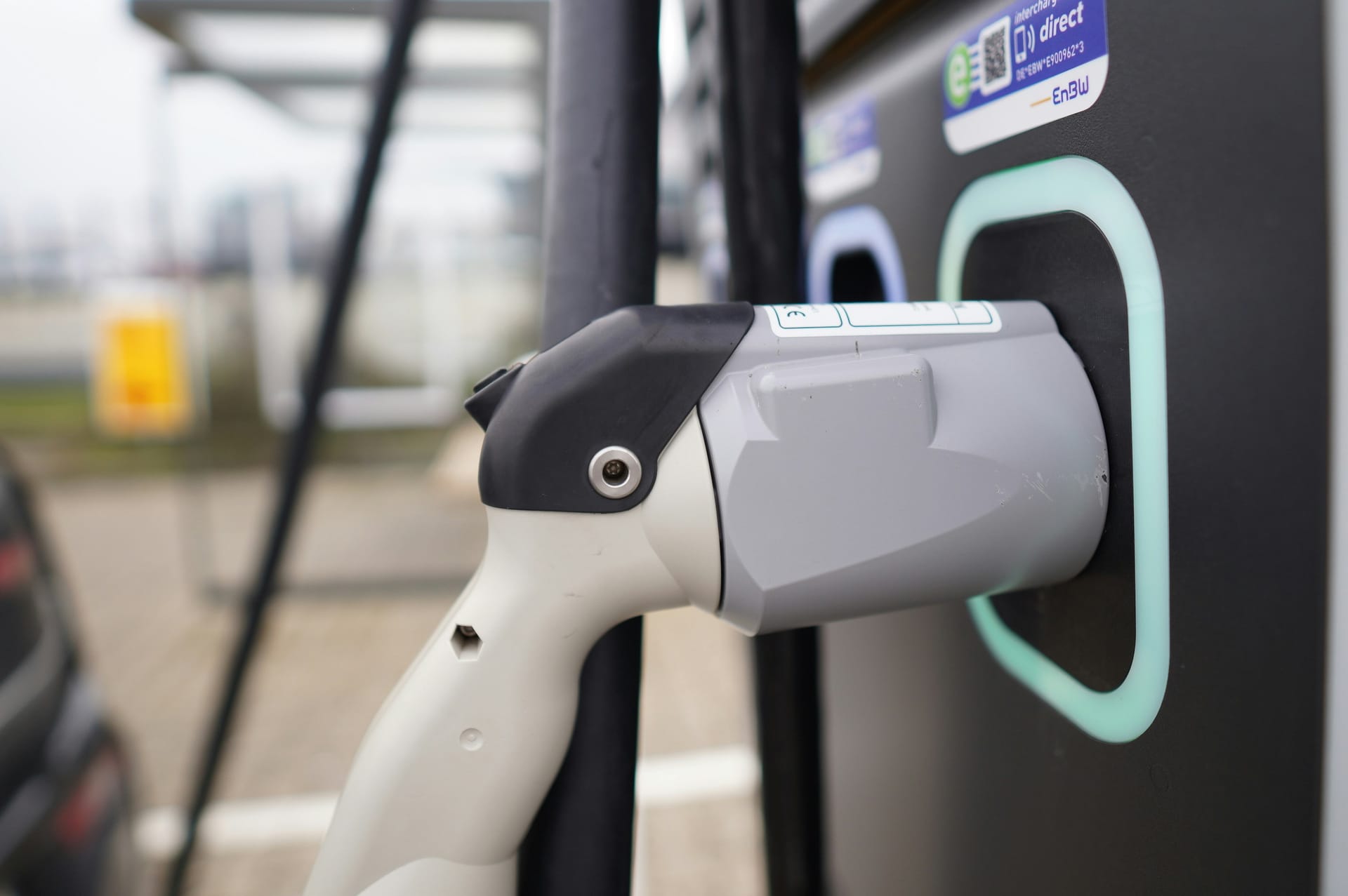 Ladekabel für ein Elektroauto ist in einer EnBW-Ladestation eingesteckt.