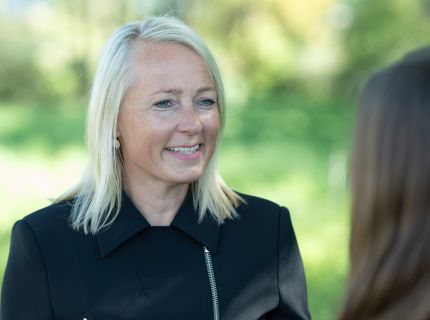 Geschäftsführerin Meerfischland im Gespräch mit Mitarbeiterin